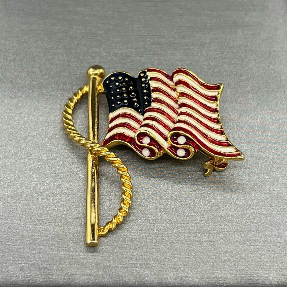 Vintage USA American Flag Brooch Pin Fluttering in the Wind 2002